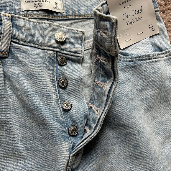 Abercrombie & Fitch The Dad High Rise Light Wash Blue Denim Jeans NWT Size 26/2L - Picture 3 of 13